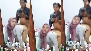 Bokep Indo Hijab Pink Penuh Nafsu Doggy Sambil Melet2